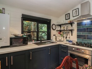 Cookware/dishes/utensils - Moon Cottage (Windermere)
