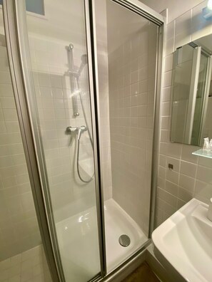 Sèche-cheveux, serviettes fournies, savon, papier toilette