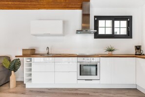 Fridge, oven, stovetop, coffee/tea maker