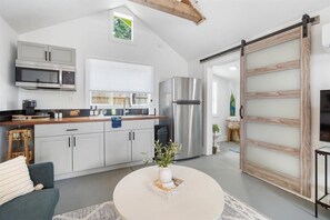Refrigerador, microondas, cafetera/tetera, tetera/pava eléctrica