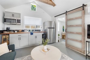 Refrigerador, microondas, cafetera/tetera, tetera/pava eléctrica