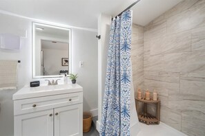 Dusche, Haartrockner, Handtücher, Seife