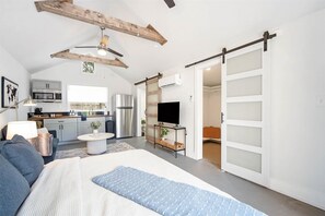 1 habitación, tabla de planchar con plancha, wifi gratis y ropa de cama 