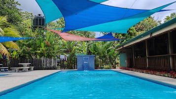 2 udendørs pools, liggestole