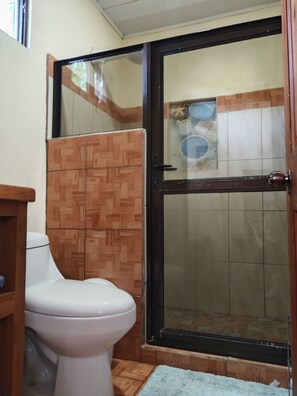 Habitació quàdruple Comfort, pati, vistes al jardí | Bany | Dutxa, tovalloles, sabó i paper higiènic