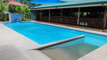 2 piscines extérieures, chaises longues