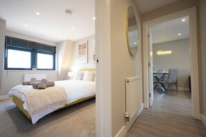 2 chambres, fer et planche à repasser, lit de bébé portatif