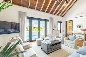 TV - The Palms and The Pool Club at Mahogany Bay (San Pedro)