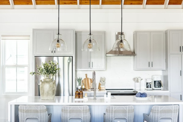 Fridge, microwave, oven, stovetop - The Palms and The Pool Club at Mahogany Bay (San Pedro)