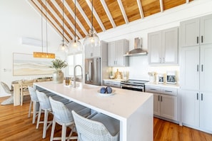 Fridge, microwave, oven, stovetop - The Palms and The Pool Club at Mahogany Bay (San Pedro)