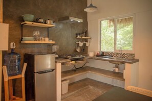 Studio Comfort, lemari es, pemandangan resor | Dapur pribadi | Lemari es dan peralatan masak/sendok-piring