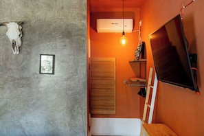 Comfort studio, balkon, uitzicht op zwembad | Luxe beddengoed, een bureau, een laptopwerkplek, gratis wifi