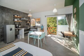 Comfort Studio | Private kitchen | Fridge, cookware/dishes/utensils