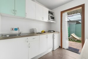 Réfrigérateur, micro-ondes, plaque de cuisson, cafetière/bouilloire