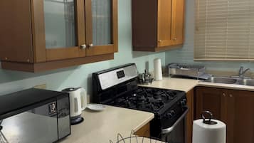 Een microgolfoven, een oven, een kookplaat