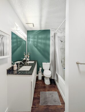 Hair dryer, towels, soap, toilet paper - Thanks-G Riverwalk-Lodge w/Backyard+BathTub-W/D (Calgary)