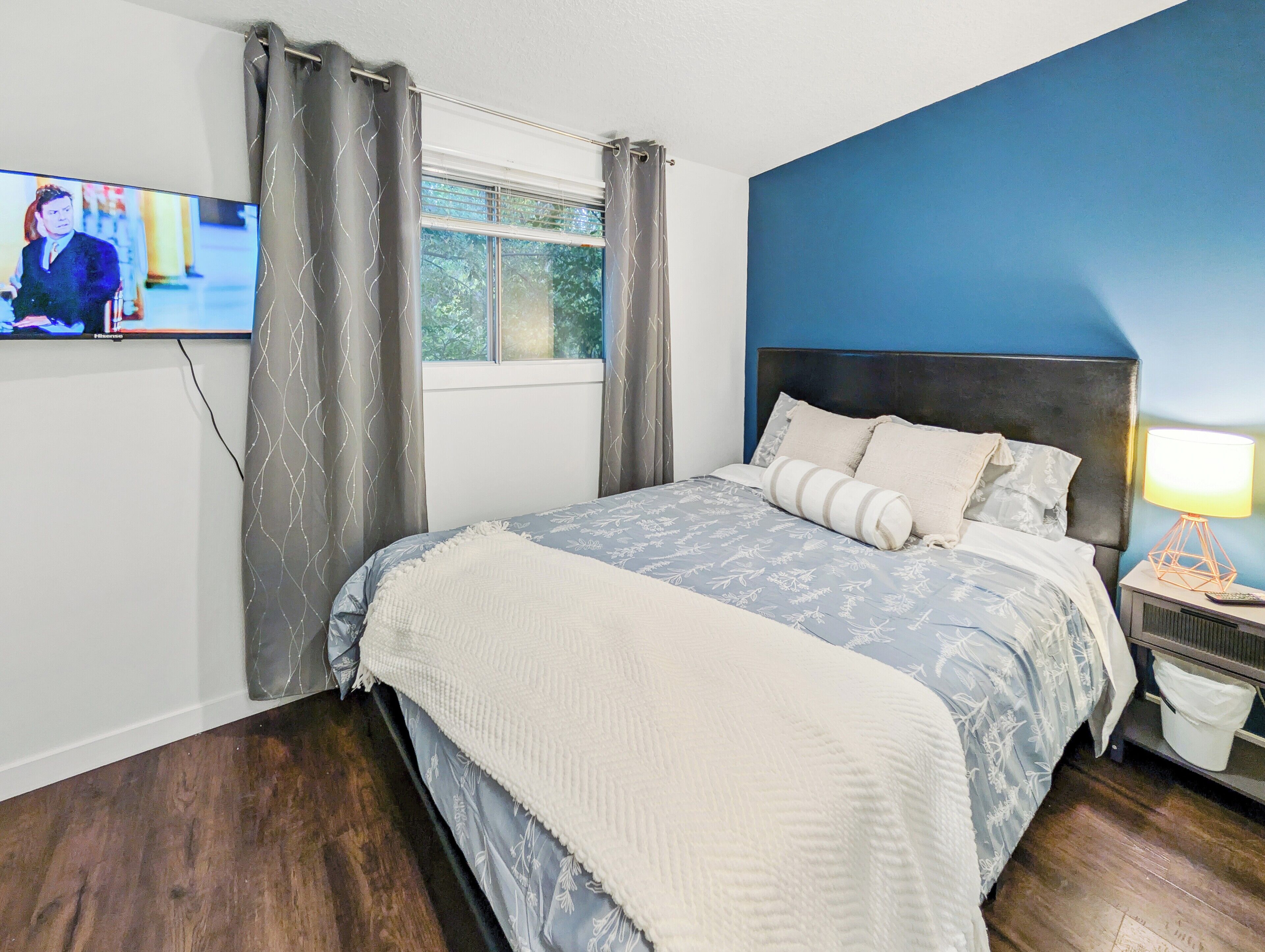 3 bedrooms, iron/ironing board, internet, bed sheets