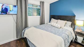 3 bedrooms, iron/ironing board, internet, bed sheets