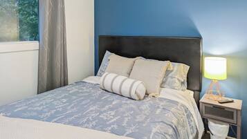 3 bedrooms, iron/ironing board, internet, bed sheets