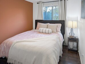 3 habitaciones, tabla de planchar con plancha, internet y ropa de cama 