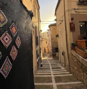 Un callejón estrecho con una escalera que lleva a la entrada de un edificio.
