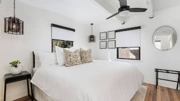 Tabla de planchar con plancha, wifi y ropa de cama