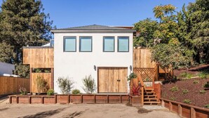 Exterior - The Coral House — Modern Luxury 1BR with Ocean View Balcony | Cal King Bed + Queen Sleeper, Sleeps 4 · Folding Glass Balcony Doors · Full Kitchen · AC · Two Exclusive Beach Cruisers · Avila Beach · Managed by Solmaré Stays (Avila Beach)