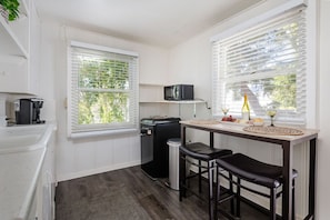 Een koelkast, een microgolfoven, een koffiezetapparaat/waterkoker