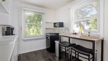 Refrigerador, microondas, cafetera y tetera y comedor