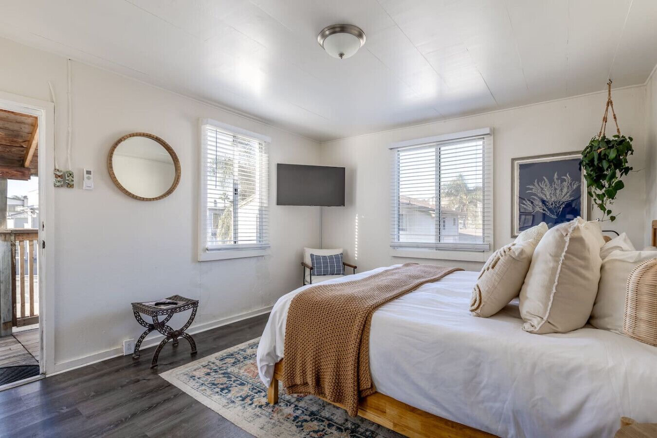 Travel crib, WiFi, bed sheets