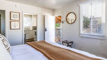 Travel crib, WiFi, bed sheets