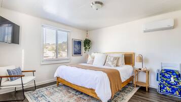 Travel crib, WiFi, bed sheets