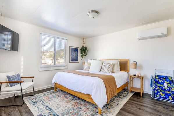 Travel crib, WiFi, bed sheets