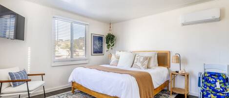 Travel cot, WiFi, bed sheets