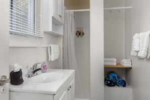 Secador de pelo, toallas