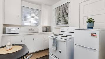 Een koelkast, een magnetron, een oven, een kookplaat