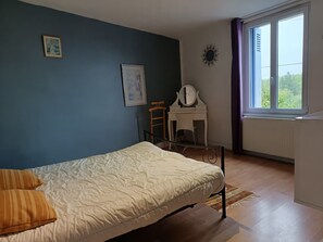 4 bedrooms, iron/ironing board, travel crib