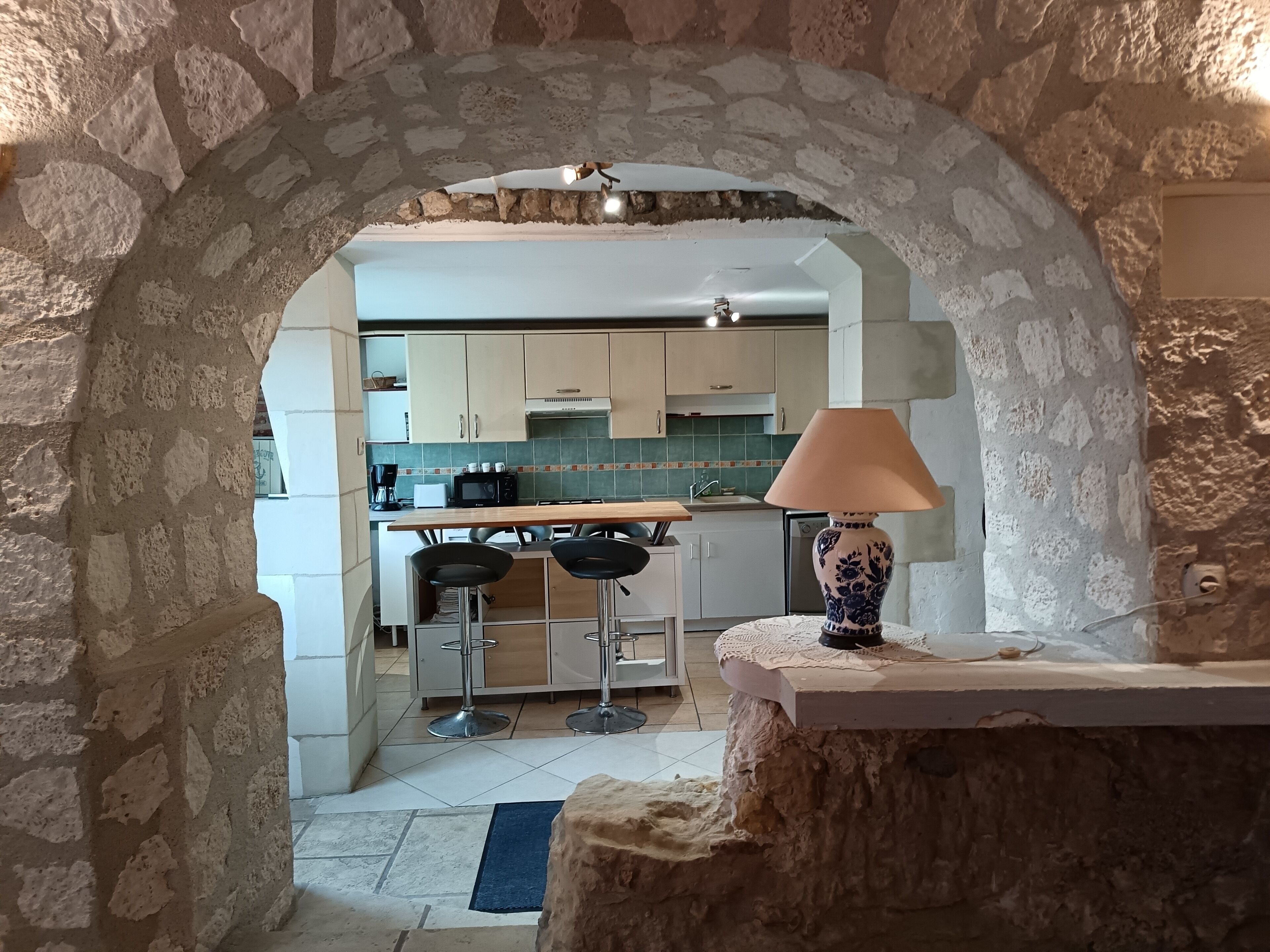 Een koelkast, een magnetron, een oven, een vaatwasser