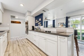 Réfrigérateur, micro-ondes, four, plaque de cuisson