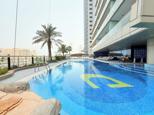 2 piscinas externas, guarda-sóis, espreguiçadeiras