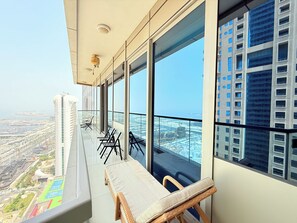 Apartamento urbano, 2 quartos, vista para o mar | Sacada