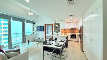 City Apartment, 2 Bedrooms, Sea View | Dining room