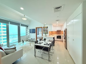City Apartment, 2 Bedrooms, Sea View | Dining room