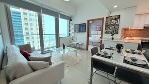 Appartement Ville, 2 chambres, vue mer | Salle de séjour