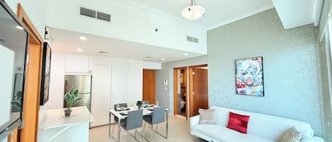 City Apartment, 2 Bedrooms, Sea View | Living room