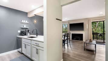 Condo, Multiple Beds, Balcony, Garden View (Top Notch) | Private kitchen | Fridge, microwave, oven, stovetop