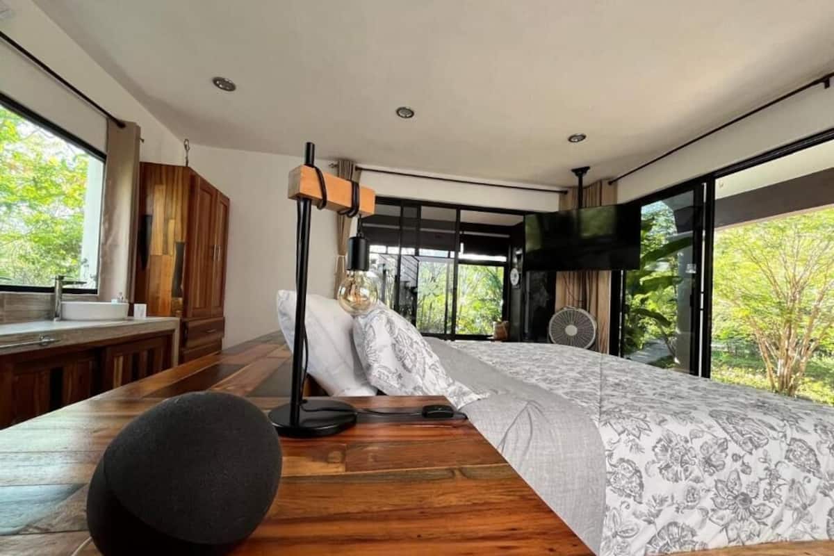 Caja de seguridad en la habitación y cortinas blackout