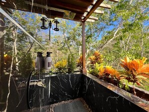 Familie villa, uitzicht op tuin | Badkamer | Zeep, shampoo, toiletpapier