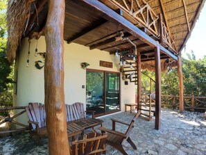 Deluxe huisje, uitzicht op zwembad | Een kluis op de kamer, verduisterende gordijnen, geluiddichte muren