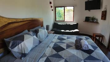 Hytte – deluxe, bassengutsikt | Safe på rommet, blendingsgardiner, lydisolert og strykejern/-brett